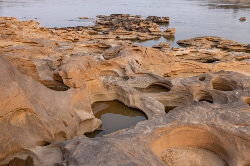 环境悬崖满的大峡谷三千挥手大峡谷和河流长自然侵蚀的山谷沙石湄公河因此在泰国UbonRatchathani省有美丽的自然表面和图案图片