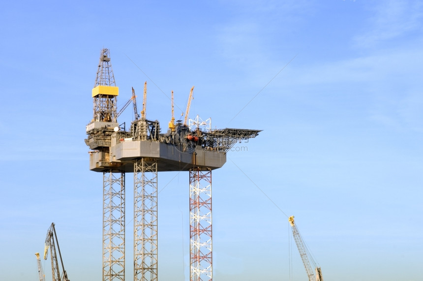 正在港口地区建造石油钻井机完成后拖入海中在港口地区建造石油钻井机一种设施腿图片