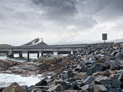 艾瑞巴蒂大西洋路是挪威第64Rv号公路的一部分将阿弗里岛与大陆的Vevang岛艾德连接起来这条公路连接Kristiansund市和Mol背景