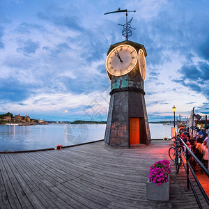 梅卡尼斯克晚上历史这个铜钟塔现在位于AkerBrygge码头的这个铜钟塔从194年到82一直站在Verkstethallen大楼顶端它向A背景