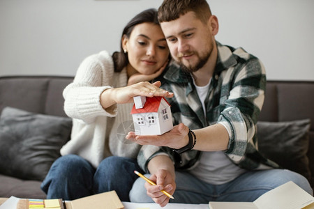 居住证明素材家持小房子的夫妻两人中粘合姐背景