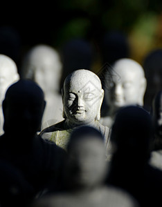敬畏打手势日本江岛的吉佐雕像重点高清图片