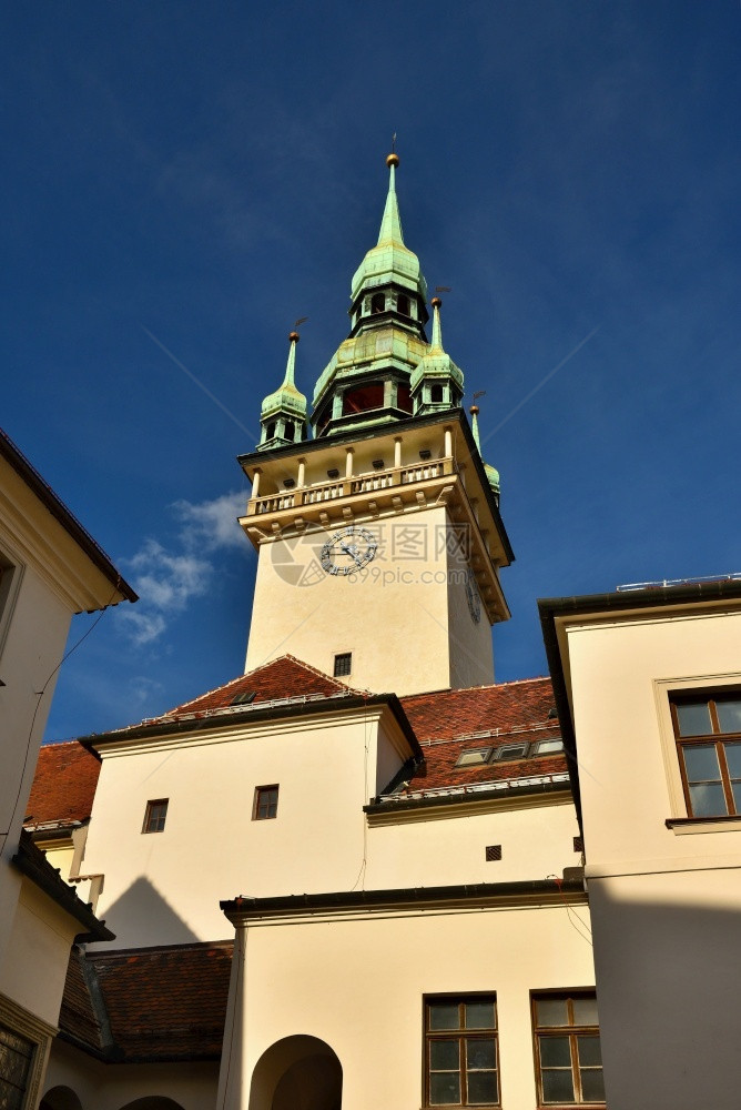 象征波纹质地捷克布尔诺市旧政厅欧洲门一张美丽古老建筑和旅游景点的照片带有一个望塔旅游信息中心的图景式塔TouristInform图片