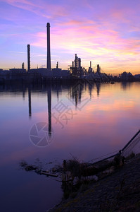 堆栈一家炼油厂位于商业港口在日落时的景象中车站金属图片