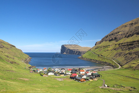乔内维格爬坡道形成风景如画可欣赏到法罗群岛StreymoyStromo岛上的TjornuvikTjornevig村的壮丽景色从峡湾出口到背景