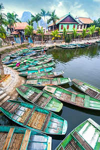 在越南TamCoc河NinhBinh越南旅行地貌和目的越南船只上妇女戴同冠帽越南人令惊叹的晨景可异国情调绿色图片