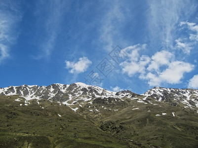 寒冷的文件雪下和清空的高加索山脉雪背景图片