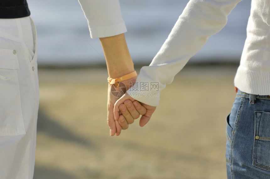 夫妻情侣海滩妻子日落海洋幸福情绪化蜜月丈夫浪漫图片