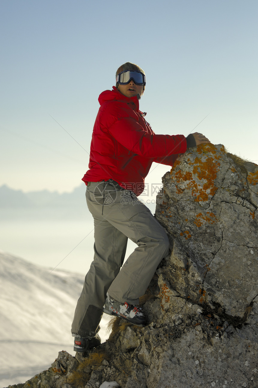 滑雪考察登山者孤独冒险岩石远足挑战探索冻结气候顶峰图片