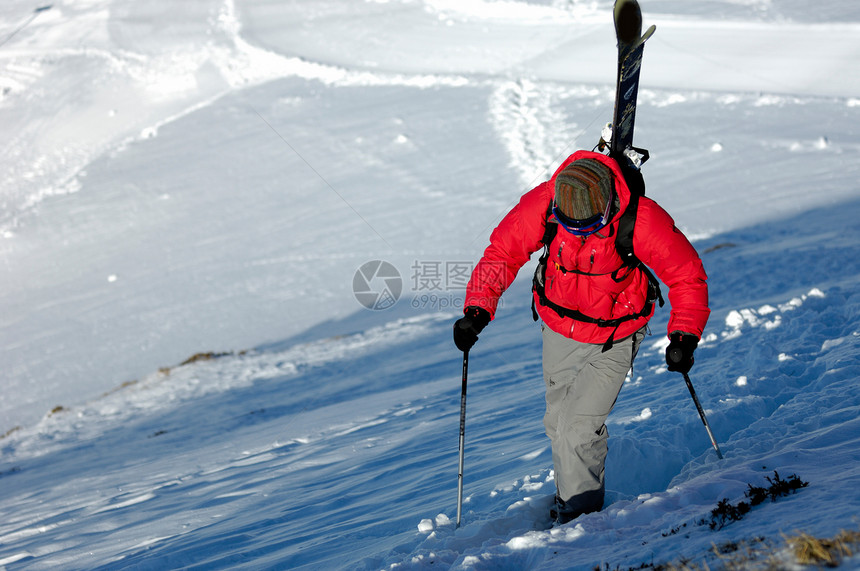 滑雪考察登山者石头首脑顶峰冻结挑战孤独气候探索冒险图片