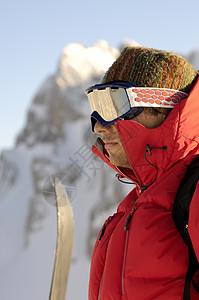滑雪考察冒险登山者石头首脑冻结探索孤独顶峰挑战岩石背景图片