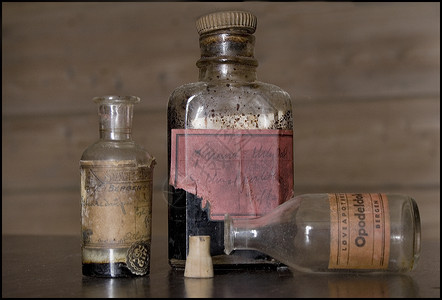 旧时代的药杯背景图片