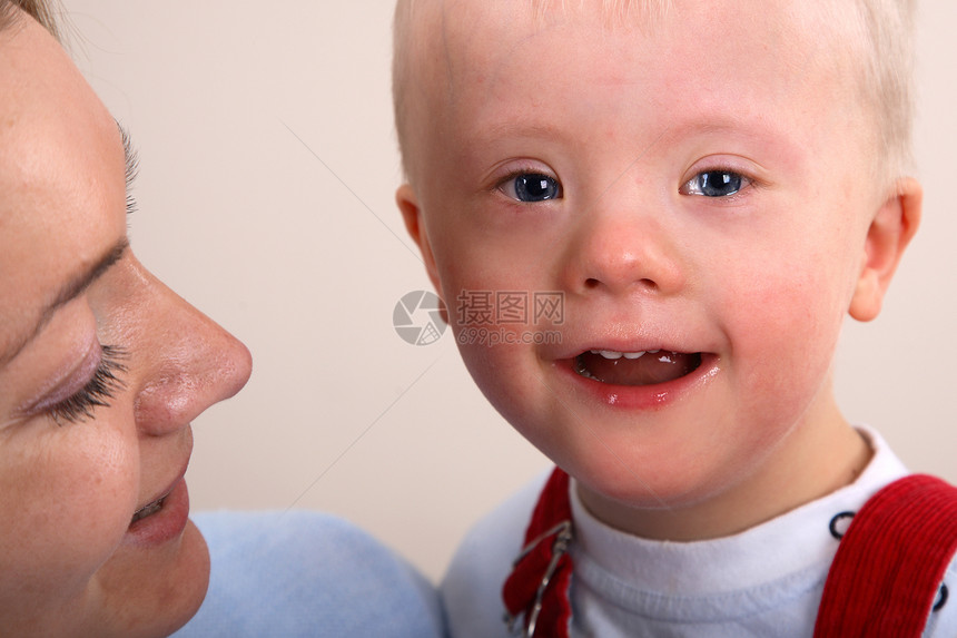 有母亲的唐氏综合症男孩孩子父母起伏残障男性男生家庭代际微笑儿童图片