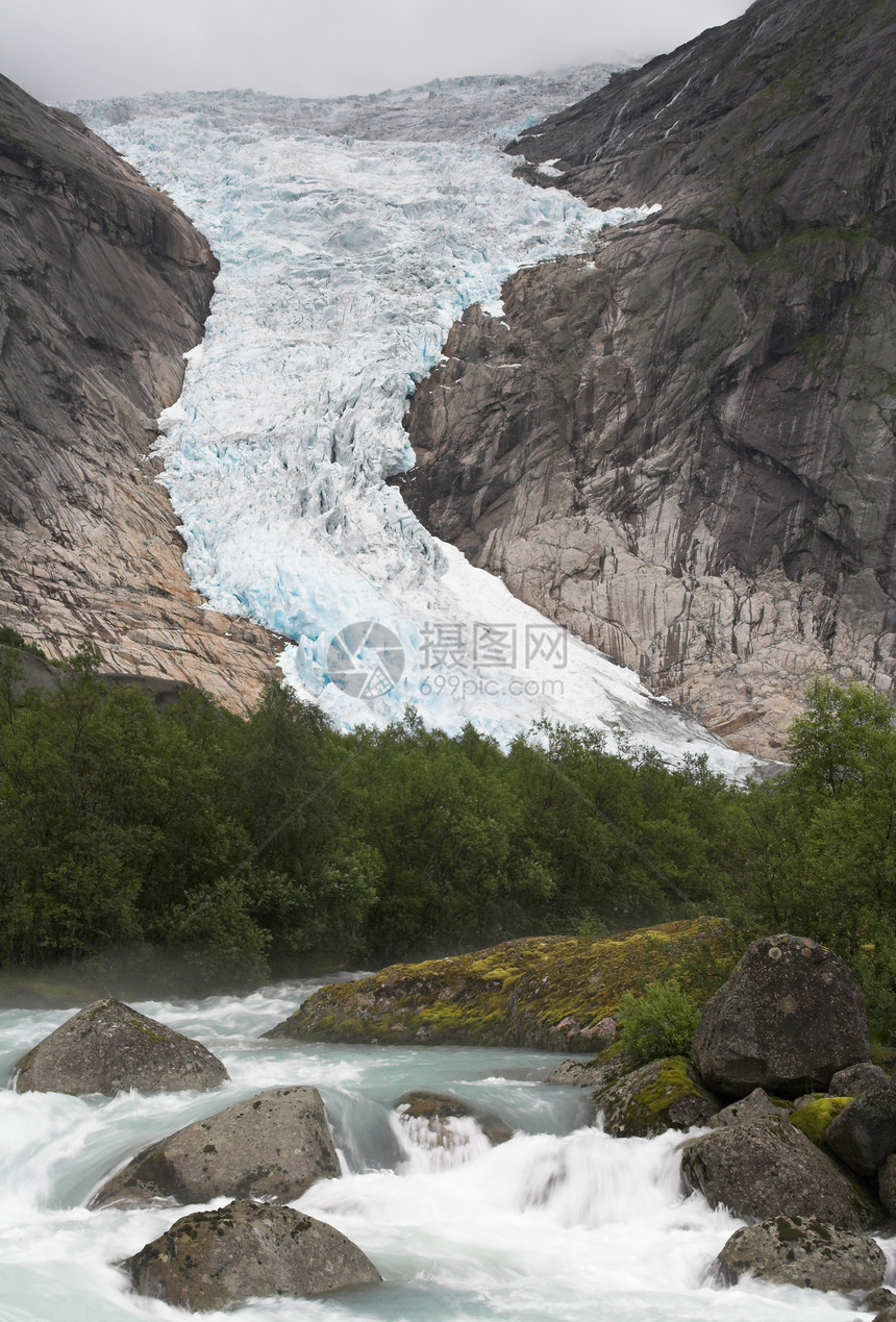 Briksdal冰川的串联流图片