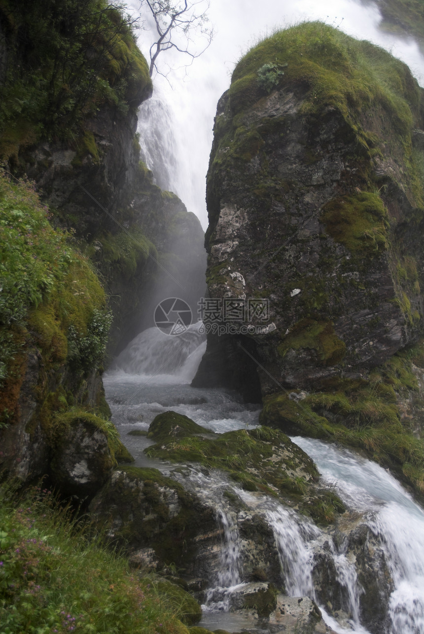 瀑布边峡谷的岩流图片