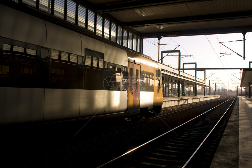 列车铁轨民众曲目平台乘客车站运输铁路旅行火车图片