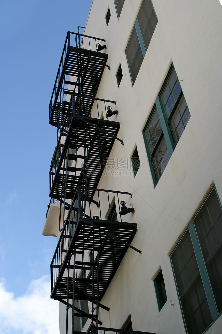 防火躲避楼梯公寓阳台建筑出口天空情况城市金属市中心脚步图片
