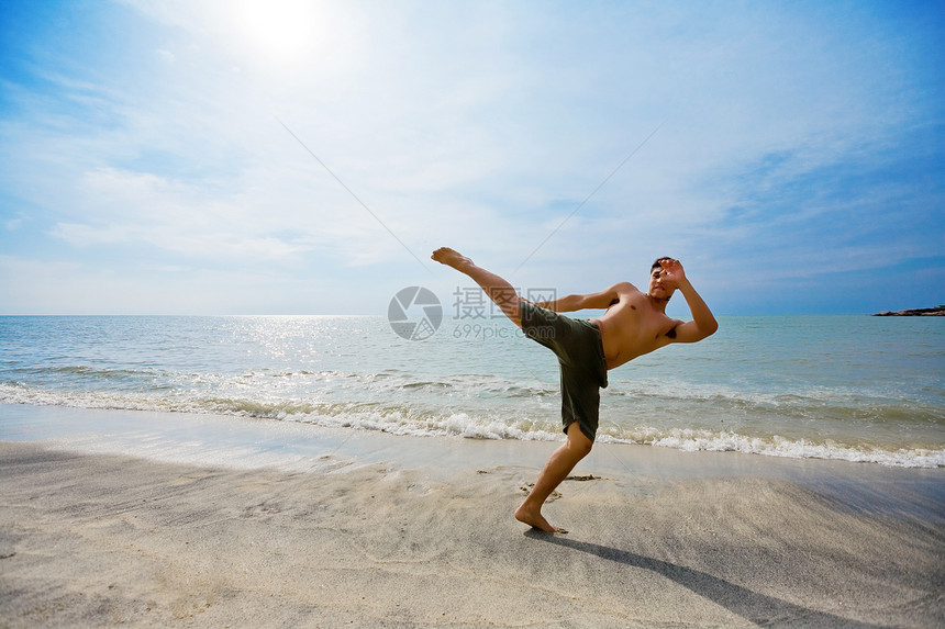 在海滩边踢拳的家伙图片