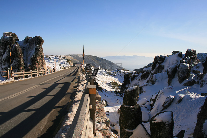 山区公路天空蓝色旅行沉思季节岩石风景驾驶曲线图片