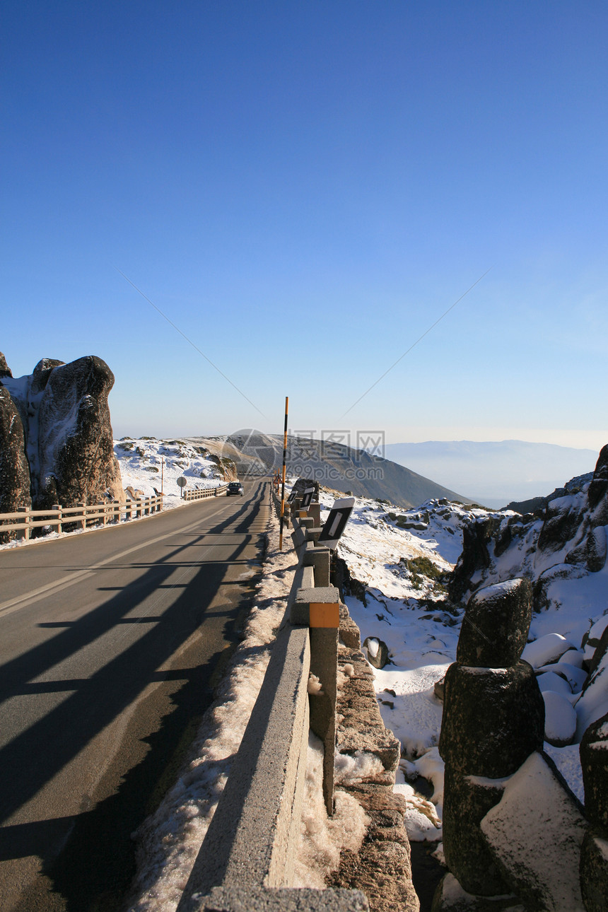 山区公路岩石天空驾驶蓝色风景季节旅行沉思曲线图片