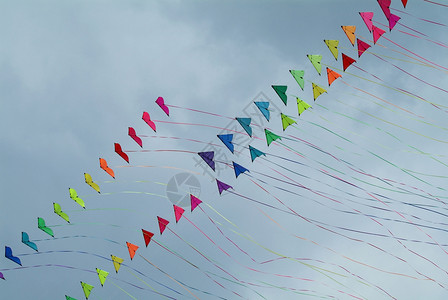 色彩多彩的风筝特技天空细绳粉色闲暇活动尾巴爱好彩虹绿色背景图片
