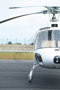 一半 白色直升机背景图片