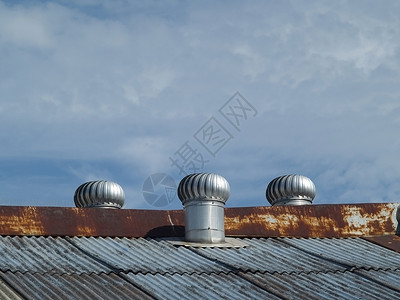 屋顶上三个通风机背景图片