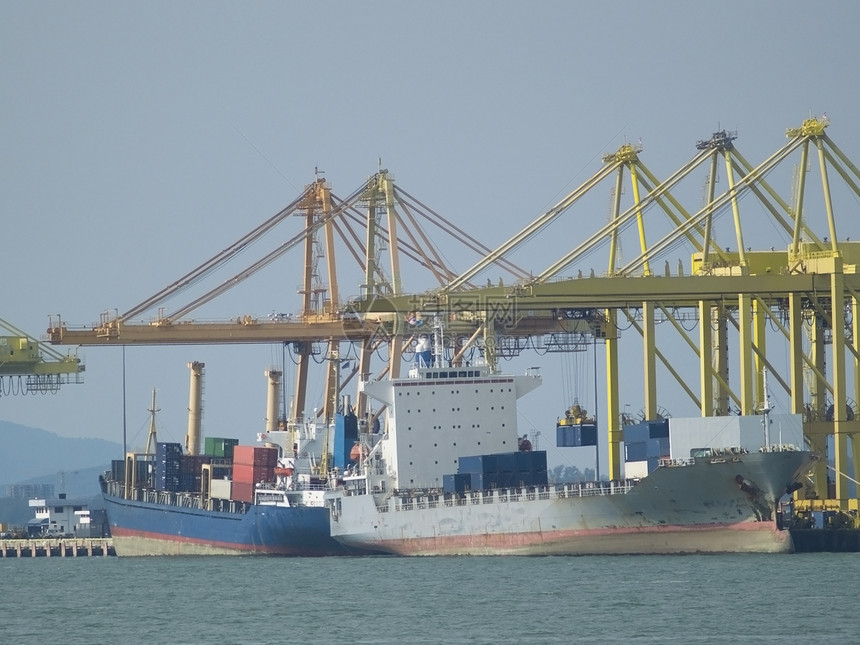 在港口的集装箱船海洋货运码头拖船黄色起重机运输图片