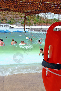 人寿浮标游泳池救生员太阳闲暇红色假日青铜假期白色游泳背景图片