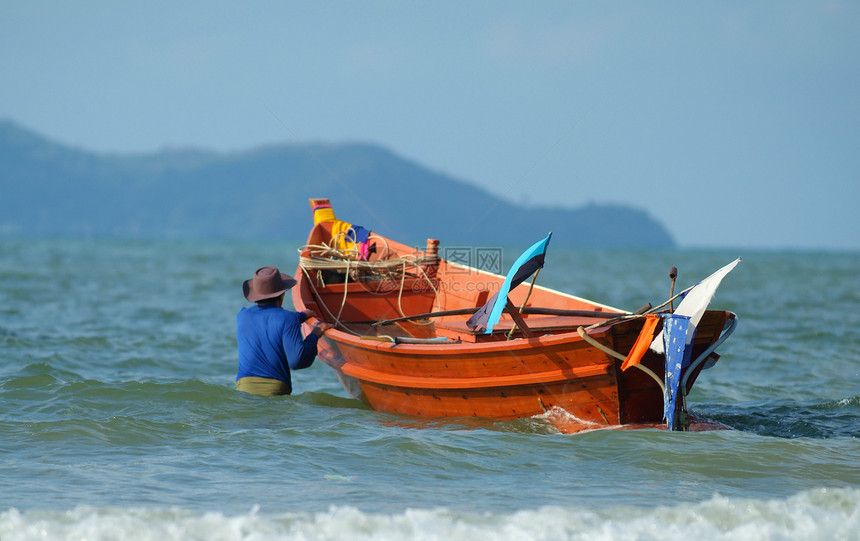 渔民乘船出海图片