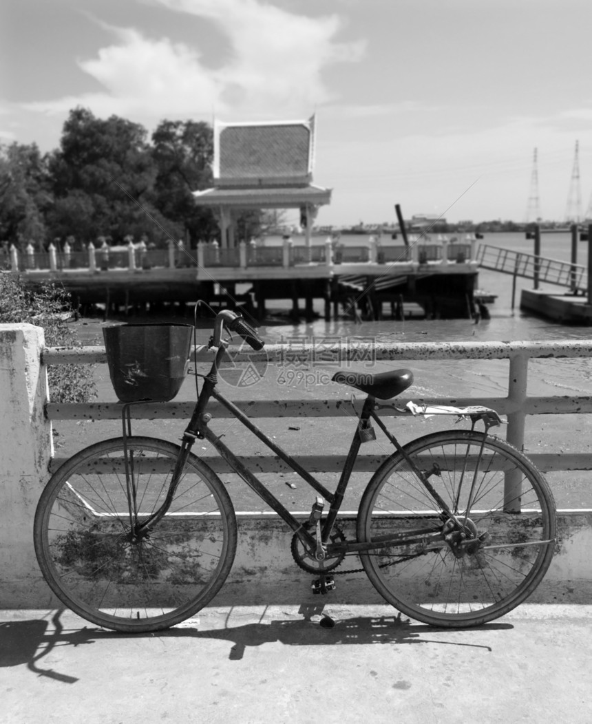 水边的自行车图片