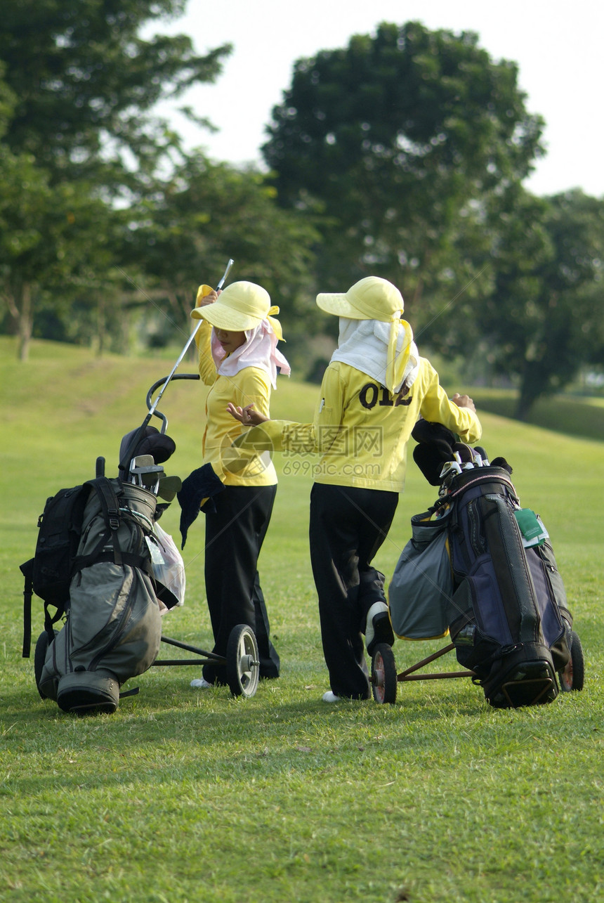 高尔夫球场两队兵游戏女士运动工作课程黄色俱乐部高尔夫球大车闲暇图片
