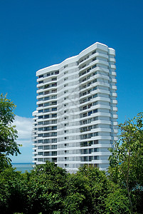 白公寓建筑公寓海景蓝色公寓楼绿色森林高楼白色背景图片