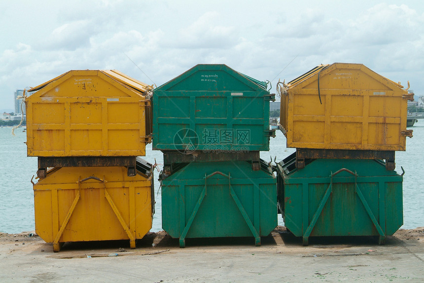 6个垃圾箱黄色回收绿色垃圾桶码头图片