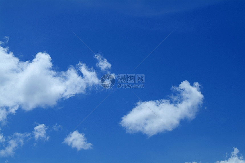 蓝天上飞翔的乌云蓝色天空天气白色晴天图片