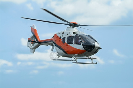 直升机飞行螺旋桨蓝天航班飞行员转子菜刀座舱橙子背景图片