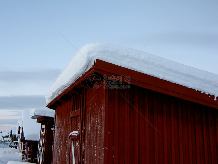 红小屋下雪图片