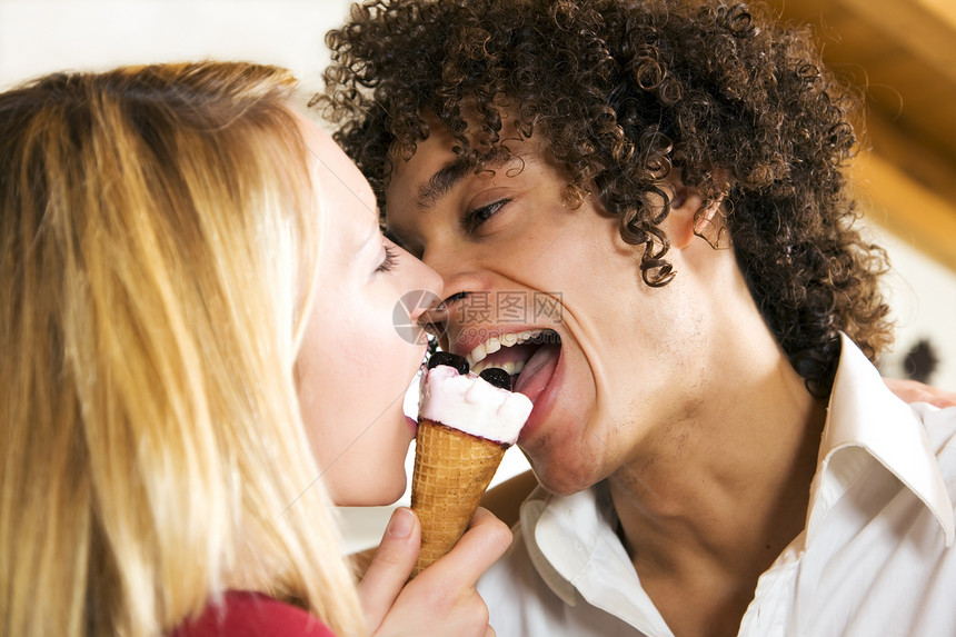 家庭生活热情女孩男人夫妻生活方式多样性冰淇淋女士女性女朋友图片