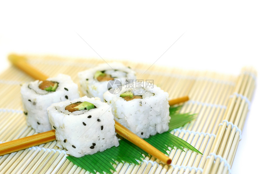 白制成的寿司卷用餐食物白色饭馆竹子午餐鱼片寿司黑板餐厅图片