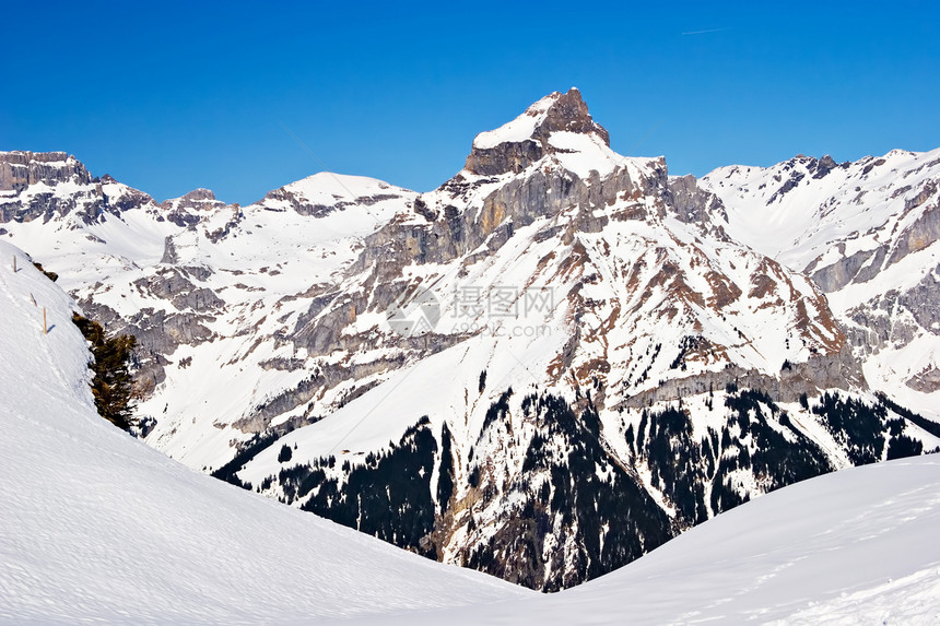 冬季场景粉末远足滑雪悬崖山脉顶峰爬坡蓝色远景挑战图片