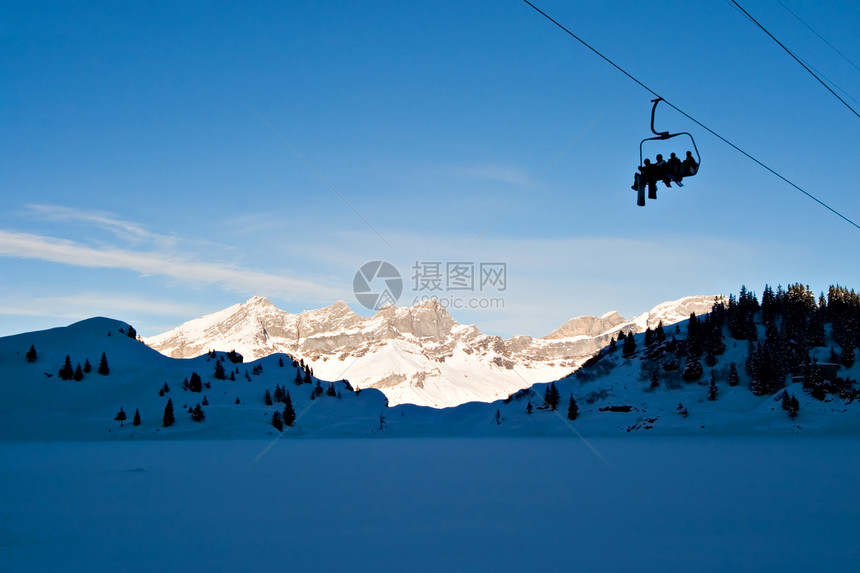 升起滑雪机运动天空树木滑雪者山脉雪景阴影滑雪运输风景图片