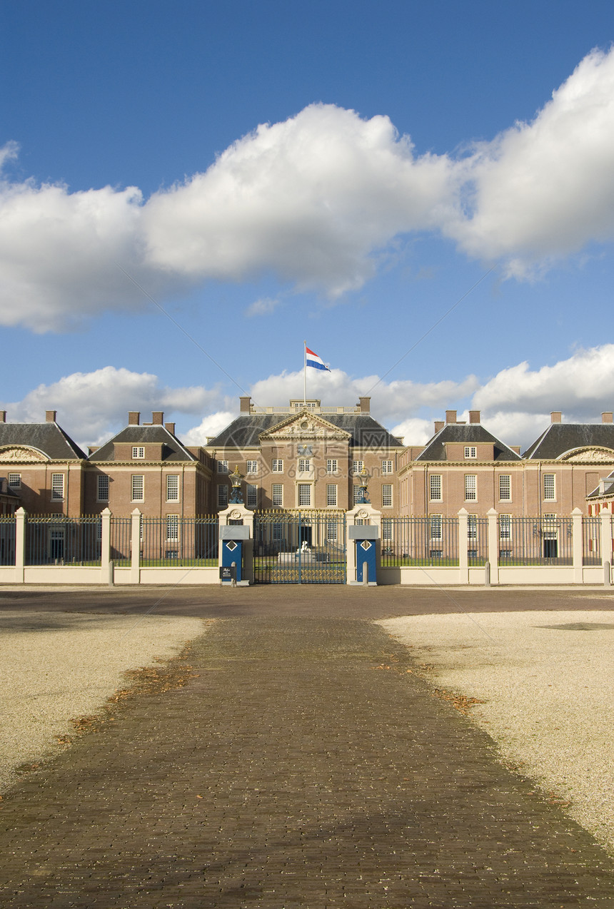 荷兰阿佩尔多恩罗亚尔宫旗帜厕所天空晴天全景蓝色庭院图片