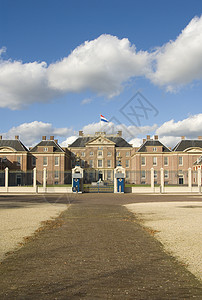 荷兰阿佩尔多恩罗亚尔宫旗帜厕所天空晴天全景蓝色庭院高清图片