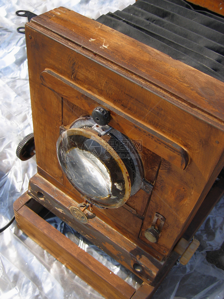 旧木制照相机白色市场相机稀有性古董跳蚤划痕盒子棕色木头图片