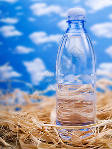 瓶水环境生态天空口渴塑料蓝色矿物液体饮料玻璃背景图片