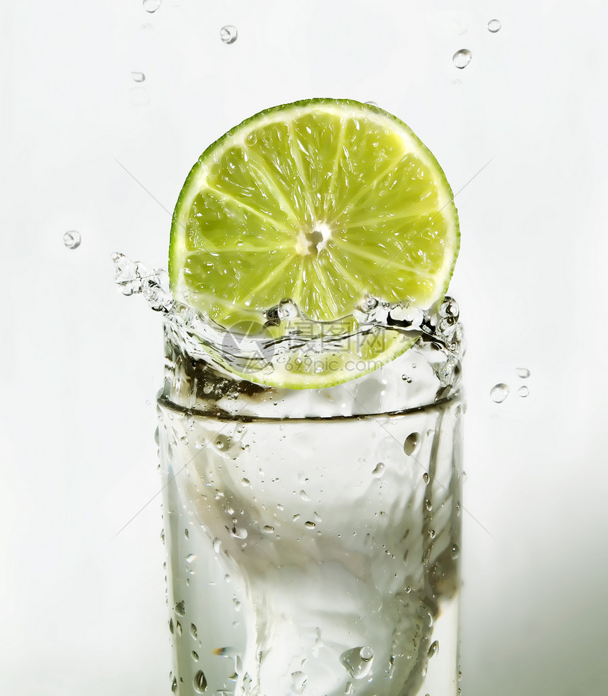 在水中切片口渴柠檬绿色波纹饮料环境火花果汁液体玻璃图片