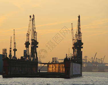 浮船坞浮动码头汉堡天际阳光造船日落港口工业船厂风景天空背景