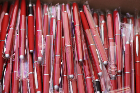 钢笔红色办公用品圆珠笔包装塑料盒子工具背景图片