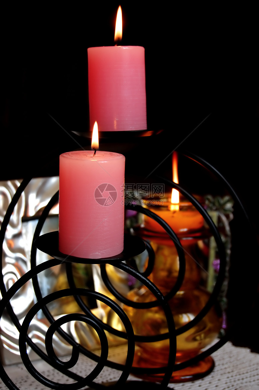 粉粉蜡烛照明烛台黑暗螺旋形气氛火焰桌子黑色图片