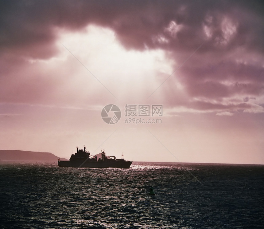 海军船只反射风暴安全阴霾海洋旅行薄雾码头天空图片